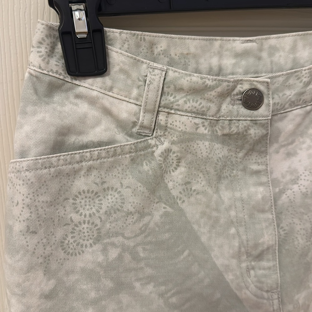 J.Jill neutral tiedye floral print with words fit size 4